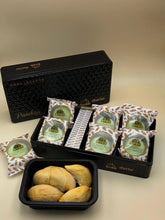 Load image into Gallery viewer, 馬來西亞 恩仔黑刺榴槤冰皮月餅