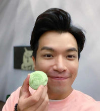 Load image into Gallery viewer, 馬來西亞 恩仔黑刺榴槤冰皮月餅